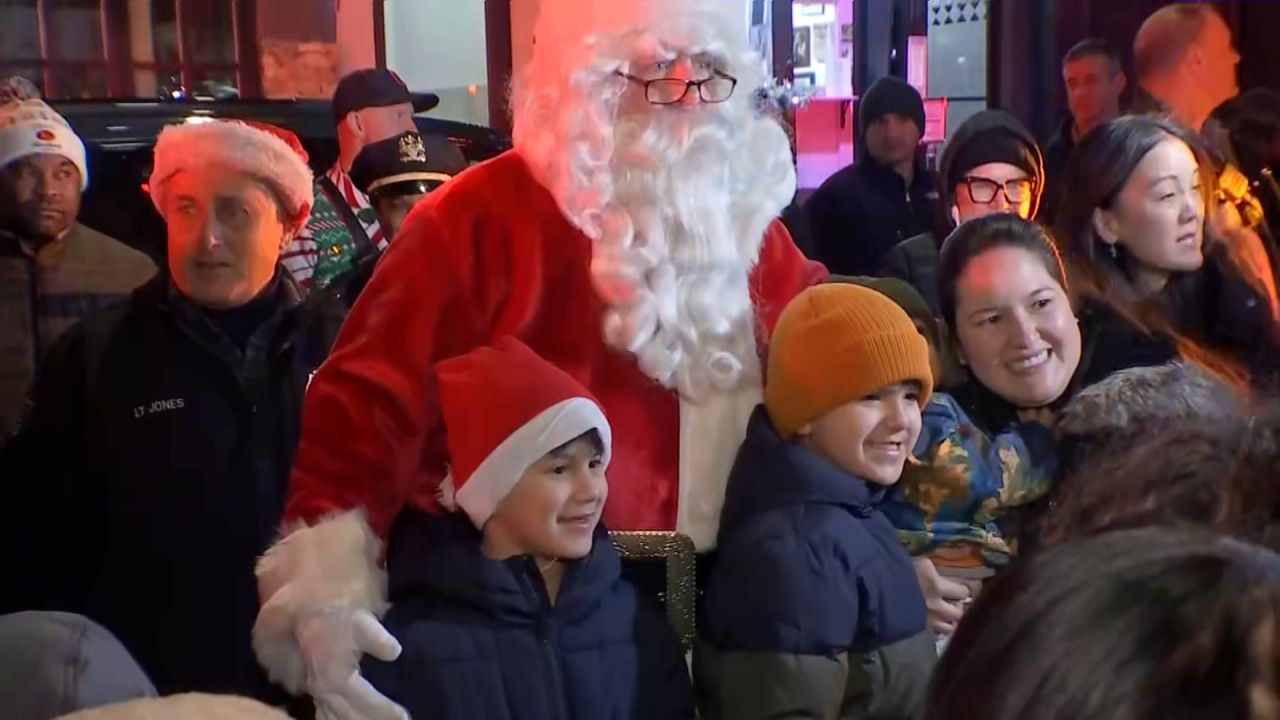 圣诞老人探访罗纳德·麦当劳之家的孩子们